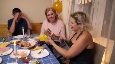 Bir kadın doğum gününü ailesiyle kutlar..