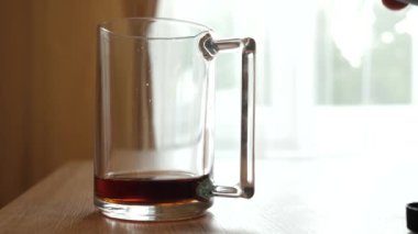 Karbonatlı su şişeden masaya dökülür..