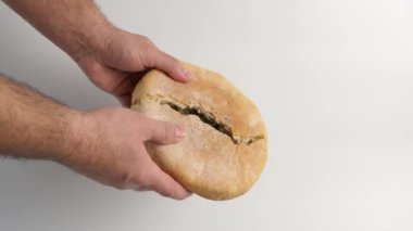 Küflü bir somun ekmek ikiye bölünür. Ekmeği yok et..