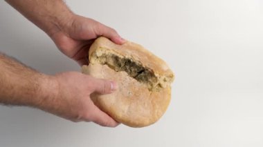 Küflü bir somun ekmek ikiye bölünür. Ekmeği yok et..