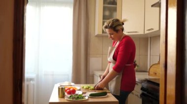 Bir kadın sebze, peynir ve zeytin salatası hazırlıyor. Ev yemekleri..