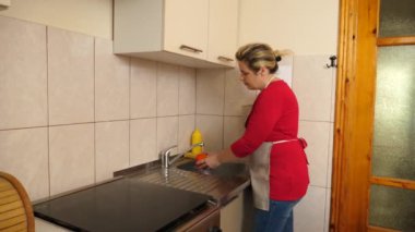 Sebze hazırlamak için sebze yıkayan bir kadın. Evde yemek yaparız..