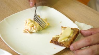 Salata çatalla tabaktan yenir..