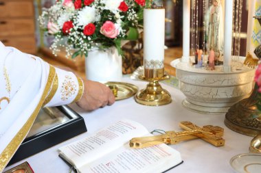 Dua kitabı, haç ve tahttaki diğer kilise eşyaları..