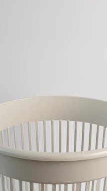 Bir somun küflü ekmek çöpe atılır. Ekmeği yok et..