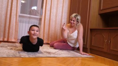 Anne ve oğul beden eğitimi yapıyor ve eğleniyorlar..