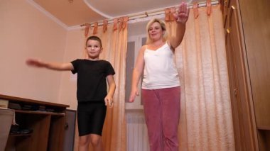 Anne ve oğul beden eğitimi yapıyor ve eğleniyorlar..