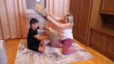 Anne ve oğul beden eğitimi yapıyor ve eğleniyorlar..