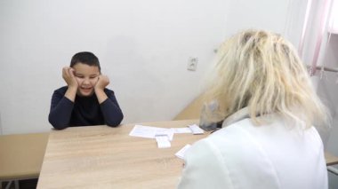Doktor çocuğun durumunu tarif ediyor. Tıbbi muayene.