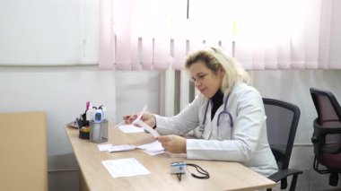 Doktor hastanın tıbbi geçmişine not alır..