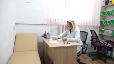 Doktor hastanın tıbbi geçmişine not alır..