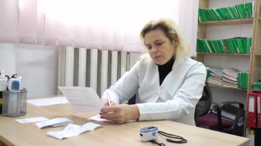 Doktor hastanın tıbbi geçmişine not alır..