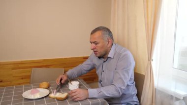 Adam kahvaltıdan sonra bulaşıkları yıkıyor..