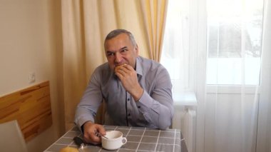 Adam kahvaltıdan sonra bulaşıkları yıkıyor..