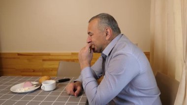 Adam kahvaltıdan sonra bulaşıkları yıkıyor..