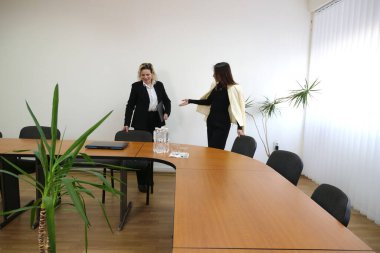 İki kadın iş konuşmak ve sözleşme imzalamak için bir ofiste buluşuyor..