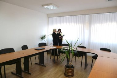 İki kadın iş konuşmak ve sözleşme imzalamak için bir ofiste buluşuyor..