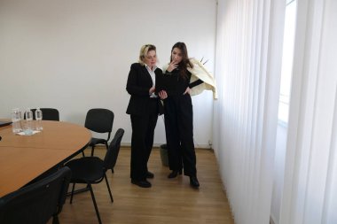 İki kadın iş konuşmak ve sözleşme imzalamak için bir ofiste buluşuyor..