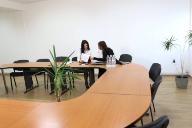 İki kız iş konuşmak ve kontrat imzalamak için ofiste buluşuyor..