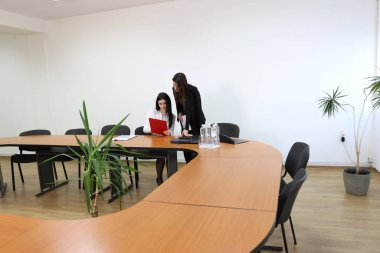 İki kız iş konuşmak ve kontrat imzalamak için ofiste buluşuyor..