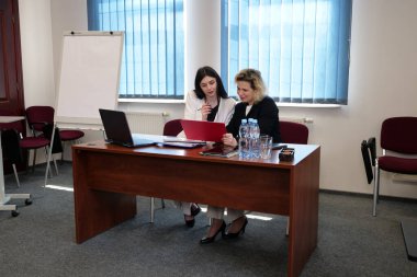 İki kadın bir projeyi görüşmek ve kontrat imzalamak için buluşuyor..