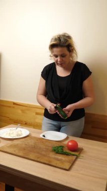 Kadın bir rulo pide ve sebze hazırlıyor. Ev yemekleri..
