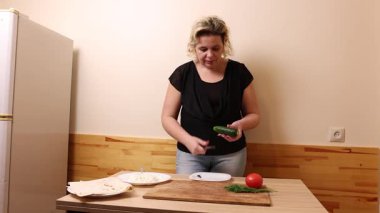 Kadın bir rulo pide ve sebze hazırlıyor. Ev yemekleri..