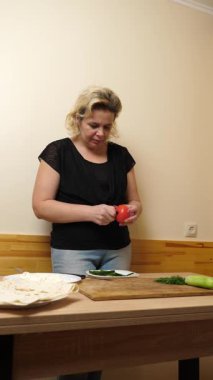 Kadın bir rulo pide ve sebze hazırlıyor. Ev yemekleri..