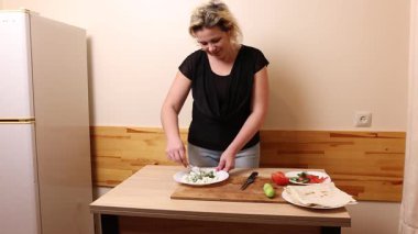 Kadın bir rulo pide ve sebze hazırlıyor. Ev yemekleri..