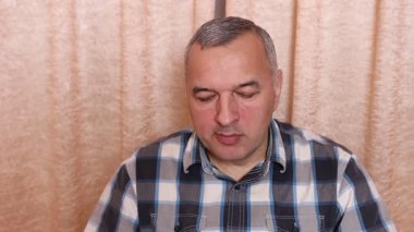 Adam masada otururken yemek ve içki yiyor. Ev yemekleri..