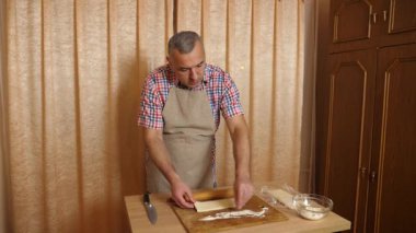 Adam masada otururken yemek ve içki yiyor. Ev yemekleri..