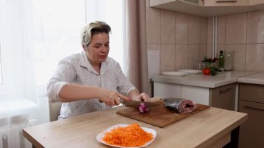 Balıkları sebzelerle dolduran kadın. Balık yemeği hazırlıyorum..