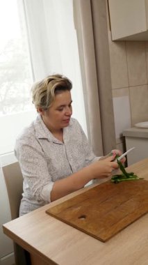 Sebze ve otlardan salata hazırlayan kadın. Taze sebzelerden yemek hazırlıyorum..