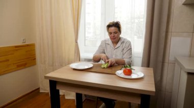 Sebze ve otlardan salata hazırlayan kadın. Taze sebzelerden yemek hazırlıyorum..