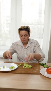 Sebze ve otlardan salata hazırlayan kadın. Taze sebzelerden yemek hazırlıyorum..