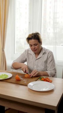 Sebze ve otlardan salata hazırlayan kadın. Taze sebzelerden yemek hazırlıyorum..