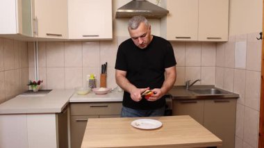 Bir adam elma keser ve rendeler. Elmalı yemek hazırlıyorum..