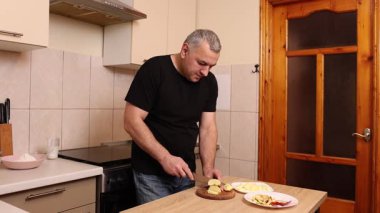 Bir adam elma keser ve rendeler. Elmalı yemek hazırlıyorum..