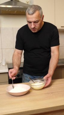 Bir adam krep pişirmek için hamur hazırlıyor. Elmalı krep yapıyorum..