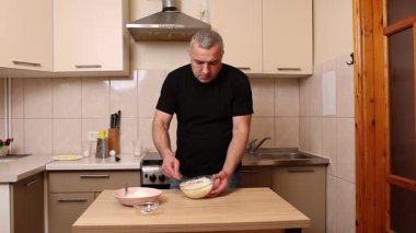 Bir adam krep pişirmek için hamur hazırlıyor. Elmalı krep yapıyorum..