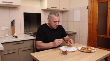 Bir adam doldurulmuş krep hazırlıyor. Krep hazırlanıyor..