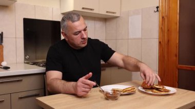 Bir adam doldurulmuş krep hazırlıyor. Krep hazırlanıyor..