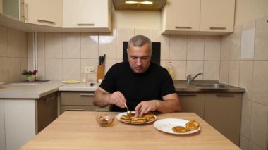 Bir adam doldurulmuş krep hazırlıyor. Krep hazırlanıyor..