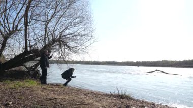 Bir adam ve bir kadın nehir kenarında piknik yaptılar..