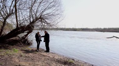 Bir adam ve bir kadın nehir kenarında piknik yaptılar..