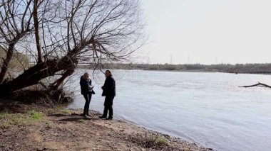 Bir adam ve bir kadın nehir kenarında piknik yaptılar..