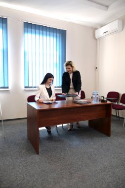 İki kadın bir projeyi görüşmek ve kontrat imzalamak için buluşuyor..