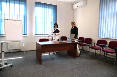 İki kadın bir projeyi görüşmek ve kontrat imzalamak için buluşuyor..