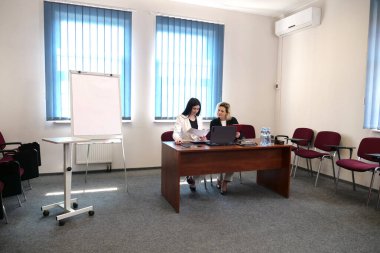 İki kadın bir projeyi görüşmek ve kontrat imzalamak için buluşuyor..