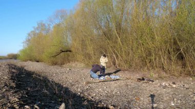 Bir erkek ve bir kadın doğada piknik yaptılar. Doğada aktif eğlence..